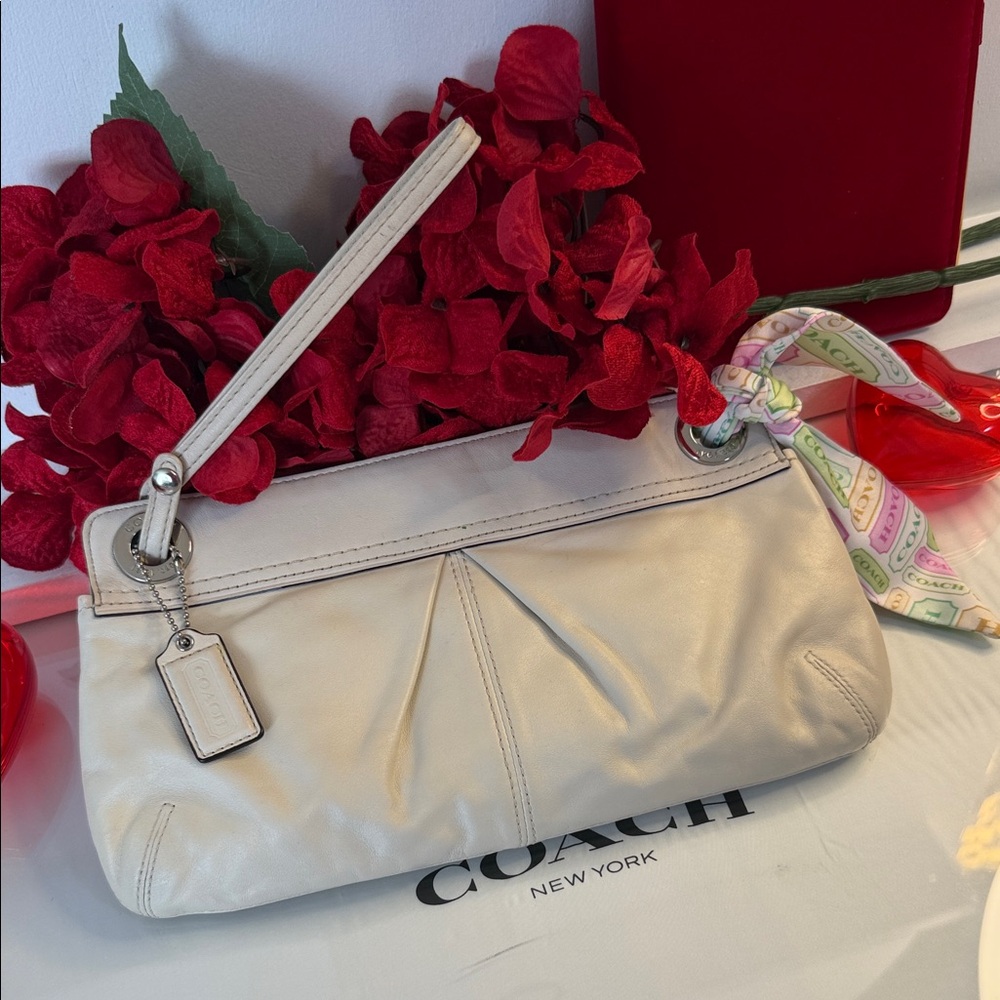 Coach Cream Large 🎀Wristlet Clutch❤️❤️🎀